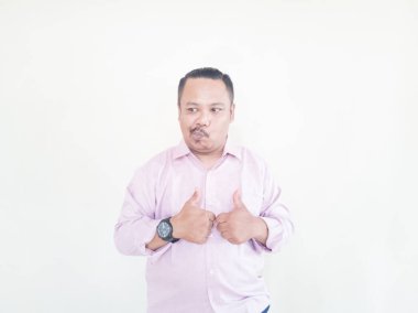 Kahverengi tenli Asyalı bir adam. Pembe gömlekli, beyaz arka planlı.