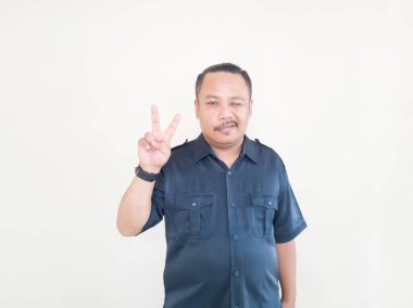 Beyaz arka planda mavi üniformalı Asyalı adamın ifadesi