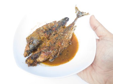 Beyaz arka planda izole edilmiş tatlı ve ekşi soslu kızarmış balık..