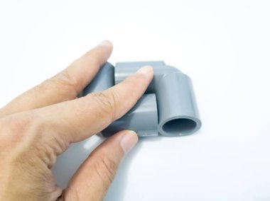 Plastik boru beyaz arka planda izole edilmiş, yakın plan..