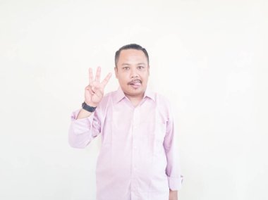 Kahverengi tenli Asyalı bir adam. Pembe gömlekli, beyaz arka planlı.