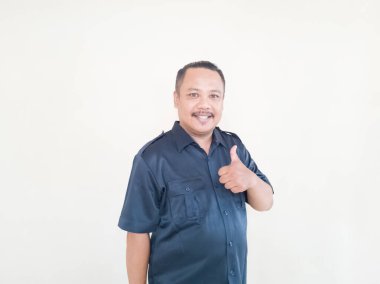 Beyaz arka planda mavi üniformalı Asyalı adamın ifadesi