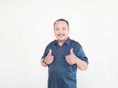 Beyaz arka planda mavi üniformalı Asyalı adamın ifadesi