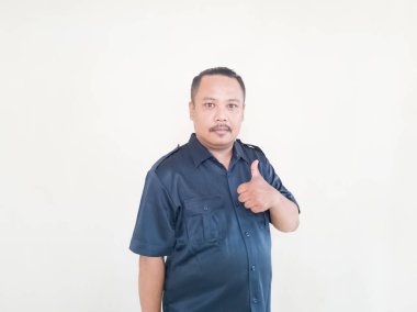 Beyaz arka planda mavi üniformalı Asyalı adamın ifadesi