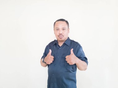 Beyaz arka planda mavi üniformalı Asyalı adamın ifadesi