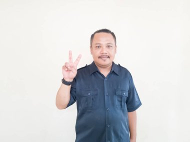 Beyaz arka planda mavi üniformalı Asyalı adamın ifadesi