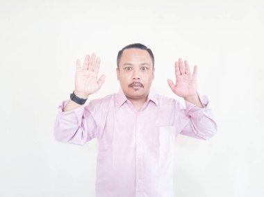 Kahverengi tenli Asyalı bir adam. Pembe gömlekli, beyaz arka planlı.