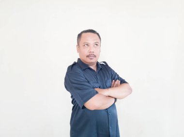 Beyaz arka planda gülümseyen bir erkek insan ifadesi.