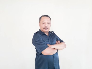 Beyaz arka planda gülümseyen bir erkek insan ifadesi.