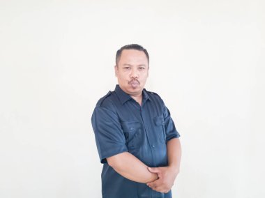 Beyaz arka planda gülümseyen bir erkek insan ifadesi.