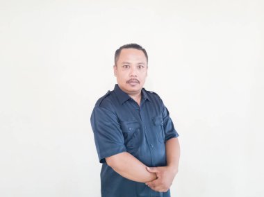 Beyaz arka planda gülümseyen bir erkek insan ifadesi.