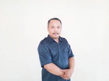 Beyaz arka planda gülümseyen bir erkek insan ifadesi.