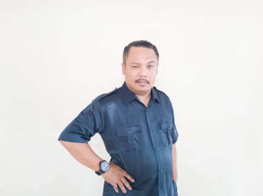 Beyaz arka planda mavi üniformalı Asyalı adamın ifadesi