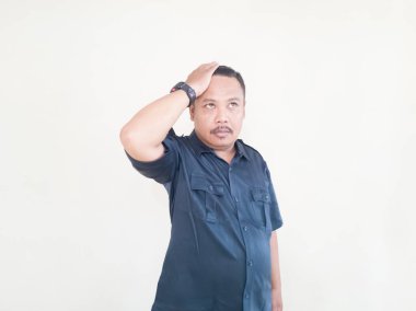 Beyaz arka planda mavi üniformalı Asyalı adamın ifadesi