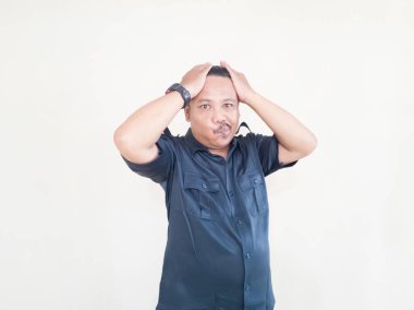 Beyaz arka planda mavi üniformalı Asyalı adamın ifadesi