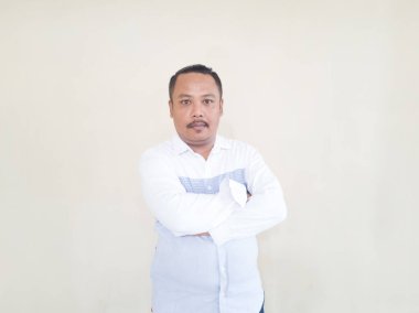 Beyaz arka planda beyaz gömlekli Asyalı erkek insan ifadesi