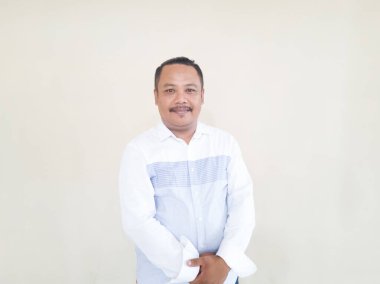 Beyaz arka planda beyaz gömlekli Asyalı erkek insan ifadesi