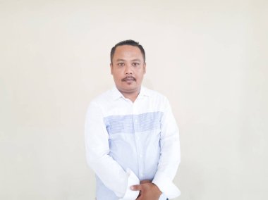 Beyaz arka planda beyaz gömlekli Asyalı erkek insan ifadesi