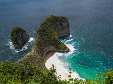 Nusa Penida, Bali 'deki deniz ve tepelerin doğal manzarası, Kelingking Sahili.