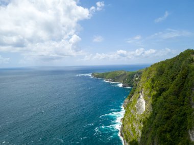 Nusa Penida, Bali 'deki deniz ve tepelerin doğal manzarası, Kelingking Sahili.