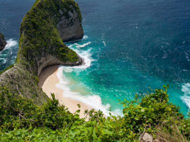 Nusa Penida, Bali 'deki deniz ve tepelerin doğal manzarası, Kelingking Sahili.