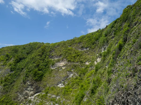 Nusa Penida, Bali 'deki deniz ve tepelerin doğal manzarası, Kelingking Sahili.