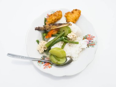 Kızarmış balıklı pilav ve beyaz arka planda beyaz tabakta sebze.