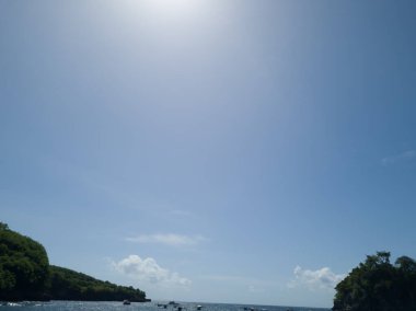 Tanrıların adasındaki doğal manzara, Bali, berrak su ve açık mavi gökyüzüne sahiptir.