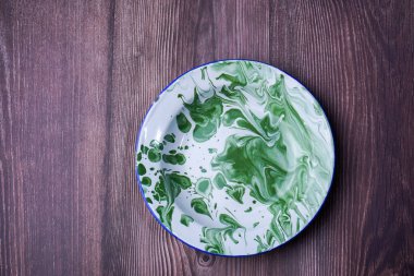 Beyaz ve gri çinko plakaların ahşap bir arka planı var.