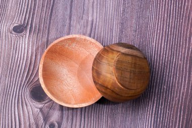 Tahta bir masada kahverengi ahşaptan yapılmış bir kase.