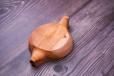 Tahta bir masada kahverengi ahşaptan yapılmış bir kase.