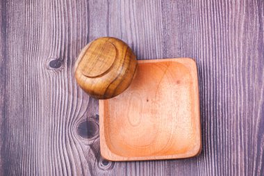 Tahta bir masada kahverengi ahşaptan yapılmış bir kase.