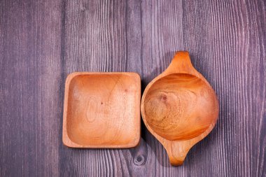 Tahta bir masada kahverengi ahşaptan yapılmış bir kase.