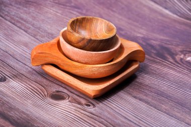 Tahta bir masada kahverengi ahşaptan yapılmış bir kase.