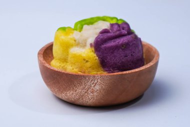 Undan ve diğer malzemelerden yapılmış renkli bir pazar atıştırmalığı. Adı da 