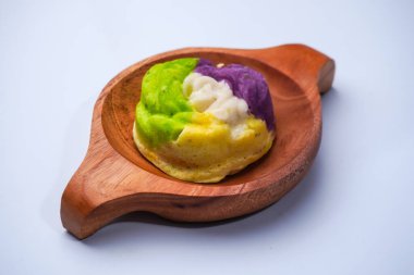 Undan ve diğer malzemelerden yapılmış renkli bir pazar atıştırmalığı. Adı da 