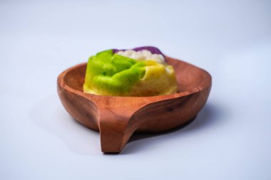 Undan ve diğer malzemelerden yapılmış renkli bir pazar atıştırmalığı. Adı da 