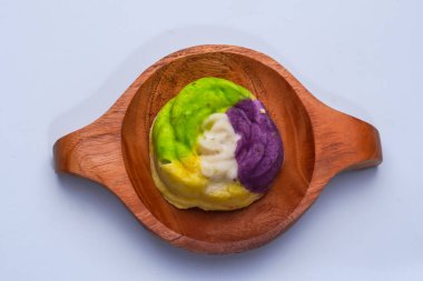 Undan ve diğer malzemelerden yapılmış renkli bir pazar atıştırmalığı. Adı da 