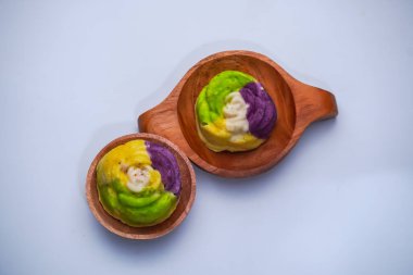 Undan ve diğer malzemelerden yapılmış renkli bir pazar atıştırmalığı. Adı da 