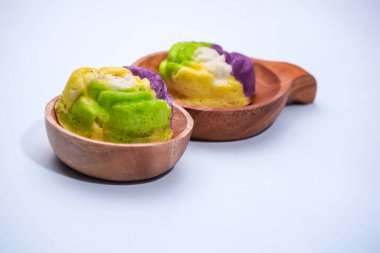 Undan ve diğer malzemelerden yapılmış renkli bir pazar atıştırmalığı. Adı da 