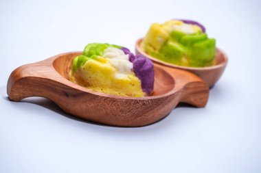 Undan ve diğer malzemelerden yapılmış renkli bir pazar atıştırmalığı. Adı da 