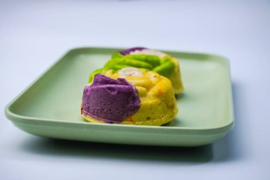 Undan ve diğer malzemelerden yapılmış renkli bir pazar atıştırmalığı. Adı da 