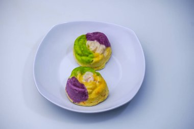 Undan ve diğer malzemelerden yapılmış renkli bir pazar atıştırmalığı. Adı da 