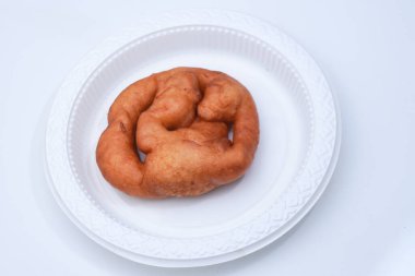 Un ve diğer malzemelerden yapılan kızarmış ve tatlı bir pazar atıştırmalığına tavuk bağırsağı denir.