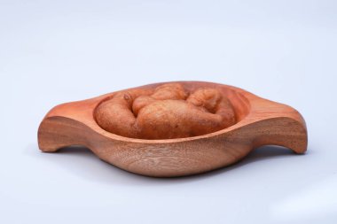 Un ve diğer malzemelerden yapılan kızarmış ve tatlı bir pazar atıştırmalığına tavuk bağırsağı denir.