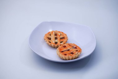 Un ve ananas reçelli turtada pişirilen diğer malzemelerden yapılmış kuru pasta.