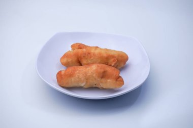 Un ve diğer malzemelerden yapılmış deriye sarılmış muzlar içeren pazar atıştırmalıklarına muz eriği denir.