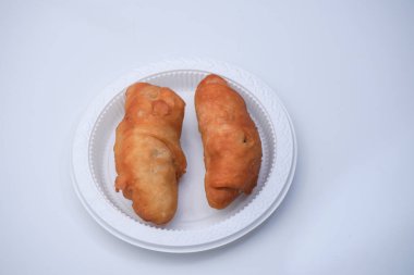 Un ve diğer malzemelerden yapılmış deriye sarılmış muzlar içeren pazar atıştırmalıklarına muz eriği denir.