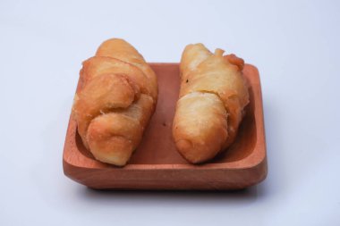 Un ve diğer malzemelerden yapılmış deriye sarılmış muzlar içeren pazar atıştırmalıklarına muz eriği denir.