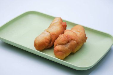 Un ve diğer malzemelerden yapılmış deriye sarılmış muzlar içeren pazar atıştırmalıklarına muz eriği denir.